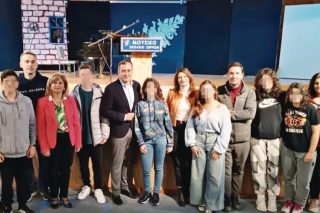 Ο βουλευτής της Ν.Δ. Τάσος Χατζηβασιλείου ανάμεσα σε μαθητές - ψηφοφόρους τού Μουσικού Σχολείου Σερρών